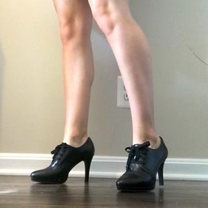 Tahari Grace Black Lace-up Pump